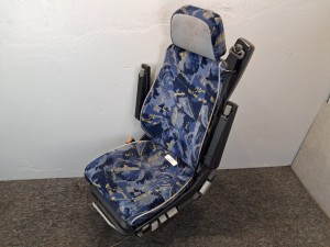 Fotel kierowcy autobusu MAN A03 Lions Coach, ISRI, regulowany pneumatycznie, dwa podłokietniki, pas bezpieczeństwa, używany, dobry stan techniczny i wizualny, kompletny, zagłówek