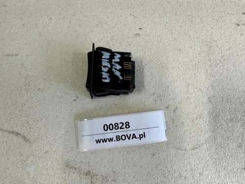 00828, Przycisk, klawisz otwierania drzwi autobusu MAN A20 (1).jpg
