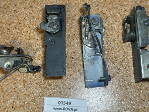 Zawias, zatrzask klapy bocznej kufra bagażowego mocowany na klapie