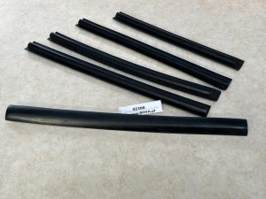 Gumy podłogowe BOVA Futura EURO 3, pomiędzy nogami foteli, wypełniające dziury montażowe