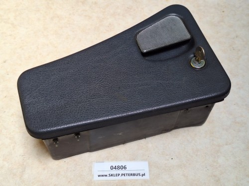 04806, Kieszeń, schowek zamykany z klapką na zawiasach, podszybie przy kierowcy autobusu, szerokość klapki ok. 29 cm (1).jpeg