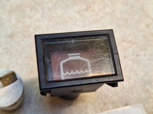 05548, Kontrolka świetlna pulpitu MERCEDES INTEGRO, poziom płynu , wraz z żarówką i gniazdem żarówki  (2).jpg