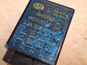 Przekaźnik opóźniający HELLA 4JA 005 355-00, ANHAENGER ANSCHLUSSGER 24V 