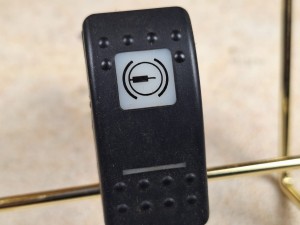 Klawisz z symbolem tłumika, wydechu, hamulec górski