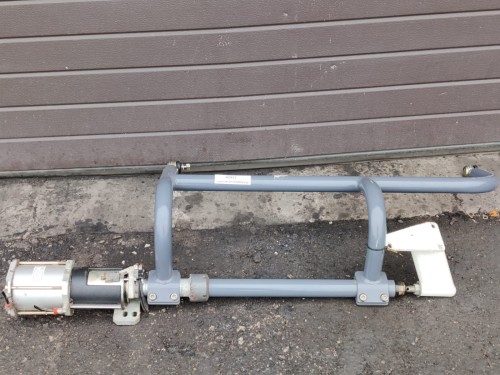 02931, Siłownik drzwi przednich IRISBUS Axer, OD 100 LT wraz ze stelażem drzwi przednich (1).jpeg