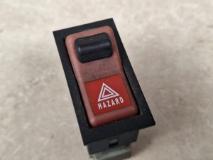 Włącznik, przycisk, klawisz świateł awaryjnych KAROSA HLF nr 443 851 474 822, z napisem HAZARD