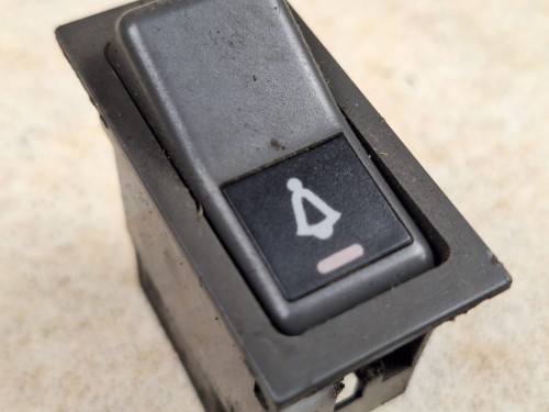 06362, Klawisz, przycisk, włącznik autobusu IVECO nr 512.650, symbol dzwonka (3).jpg