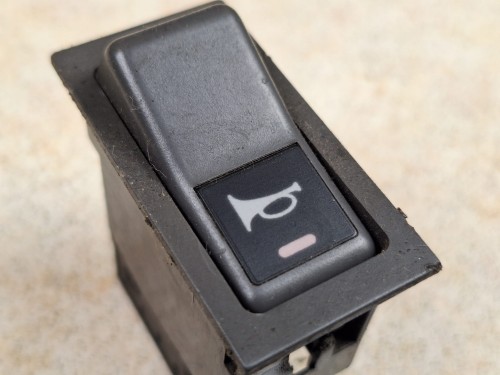 06361, Klawisz, przycisk, włącznik autobusu IVECO nr 512.650, symbol trąbki, sygnał, klakson (6).jpg