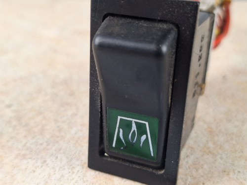 06010, Klawisz, włącznik, przycisk włączający ogrzewanie postojowe w autobusie, nr 511 (2).jpg