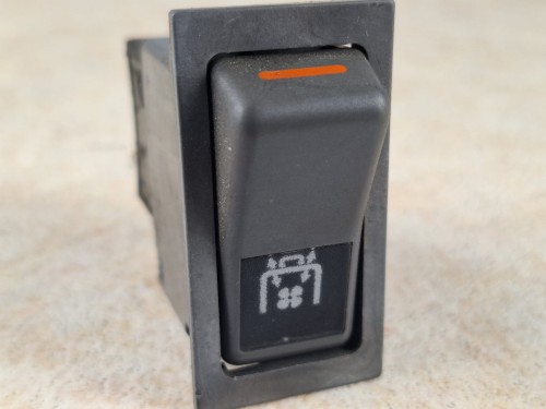 05996, Klawisz, przycisk, włącznik nawiewów autobusu IVECO nr 512.650, symbol wiatraczka (7).jpg