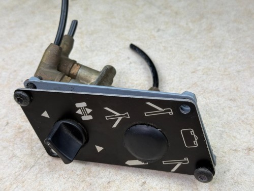 03690, Zawór, przełącznik przy oknie kierowcy SETRA S315 GT, zawór poziomowania (4).jpeg