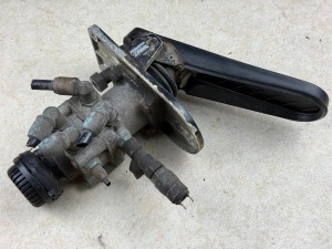 Zawór główny hamulca nożnego wraz z pedałem hamulca WABCO 4613170540, nr  451 906 108 6 