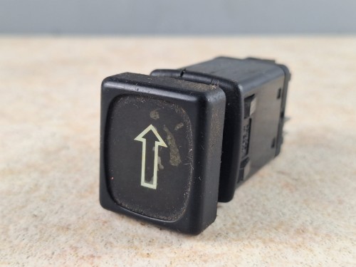 06761, Klawisz, przycisk, włącznik deski rozdzielczej autobusu RENAULT FR1, symbol strzałki  (6).jpg