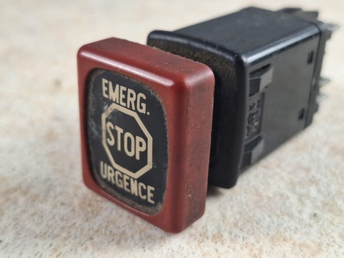 06731, Klawisz, przycisk, włącznik deski rozdzielczej autobusu RENAULT FR1, symbol STOP  (2).jpg