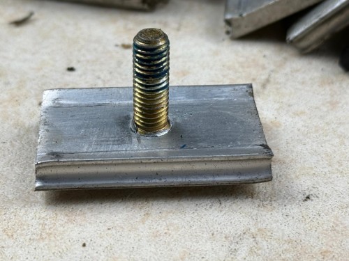 03855, Śruba mocująca podnóżek autobusowy do spodu fotela, umożliwiająca regulację miejsca położenia podnóżka pod fotelem (9).jpeg