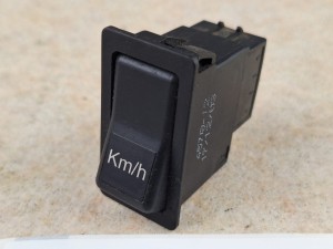 Klawisz, włącznik, przycisk pulpitu autobusu z symbolem Km/h, nr 4570-12, 5 PINów 