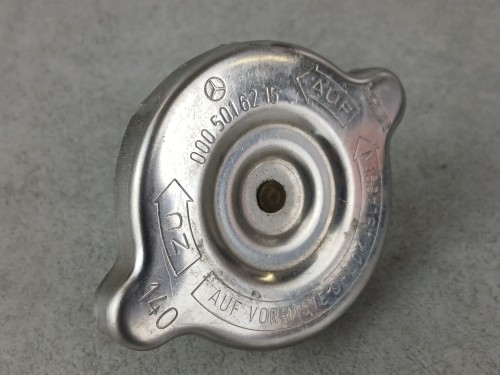 08684, Korek chłodnicy Mercedes nr 000 501 62 15 (1).jpg