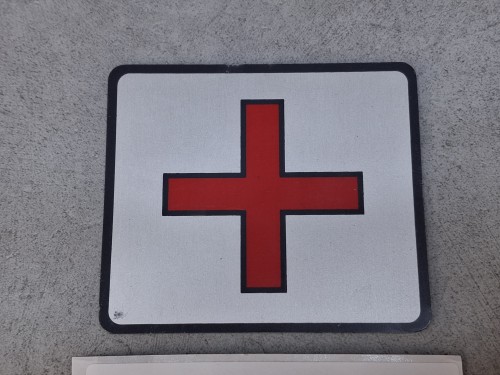 08996, Naklejka czerwony krzyż, symbol apteczki, oryginał MAN REGIO, wymiary 70 mm x 70 mm (3).jpg