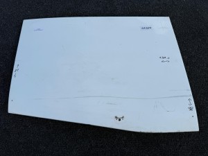 Klapa boczna, skośna, ścięta, prawy tył, przy silniku, wymiary 130,5 x 98 cm wysokości