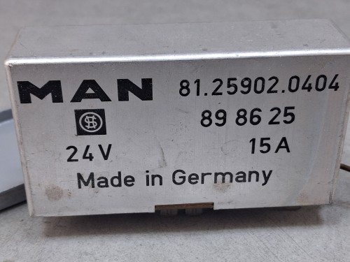 09946, Przekaźnik MAN 81.25902.0404, nr 89 86 25, 15A, 24V, wraz z uchwytem mocującym (6).jpg