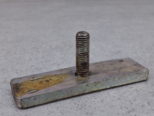 20910, Trzpień, śruba mocująca na płaskiej podstawie o wymiarach 10 x 3 cm, średnica śruby 98 mm (4).jpg