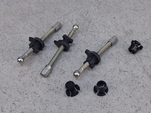 20494, Zestaw dystansów, śrub do mocowania reflektorów autobusu BOVA, VDL, VOLVO, długość 7 cm, ZESTAW 3 sztuki (2).jpg