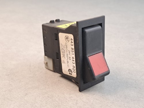 20866, Przycisk, klawisz, włącznik deski rozdzielczej HLF nr 443 851 546 820,  PINy 2+2, czerwone tło, ZGK4 (5).jpg
