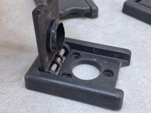 Zaślepka autobusowa z klapką, wymiary 48 x 38 mm, zamykana na sprężynkę, np. do zaślepienia wejścia audio lub wkładki klapy bagażowej