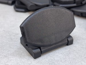 Zaślepka autobusowa z klapką,  zamykana na zatrzask, np. do zaślepienia wejścia audio lub wkładki klapy bagażowej