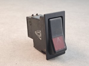 Klawisz, przycisk, włącznik świateł awaryjnych TEMSA SAFARI nr 501.605, 9 PINów, napis HAZARD, symbol trójkąta awaryjnego