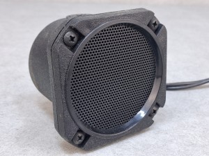 Głośnik autobusowy umieszczony pod deską rozdzielczą autobusu VOLVO, szerokość 65 mm