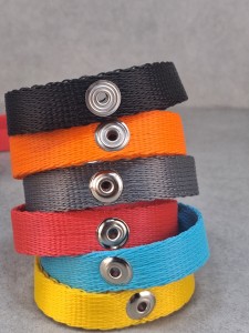 Zapinki do zasłon autobusowych, uchwyty, obejmy na jedną zasłonę autobusową - NOWAE- wytrzymałe, trwałe, mocowane do słupka - RÓŻNE KOLORY